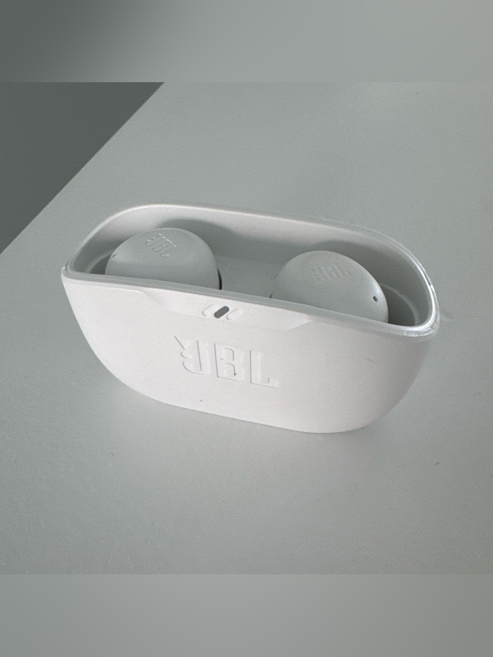 JBL White True Wireless Earbuds with Charging Case earphones